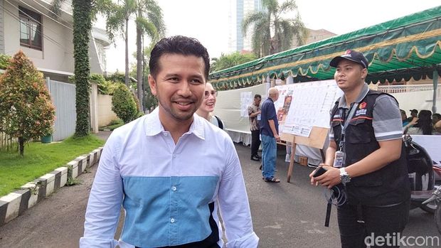 Emil Dardak dan Arumi Bachsin menggunakan hak suaranya di Pemilu 2024