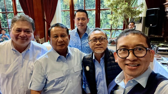 Waketum Gerindra Fadli Zon mengunggah foto momen dirinya bersama capres nomor urut 2 Prabowo Subianto dan para ketum partai politik Koalisi Indonesia Maju (KIM). Pertemuan itu digelar di kediaman Prabowo di Jalan Kertanegara, Jakarta Selatan.