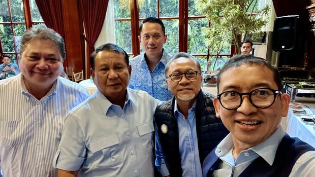 Waketum Gerindra Fadli Zon mengunggah foto momen dirinya bersama capres nomor urut 2 Prabowo Subianto dan para ketum partai politik Koalisi Indonesia Maju (KIM). Pertemuan itu digelar di kediaman Prabowo di Jalan Kertanegara, Jakarta Selatan.