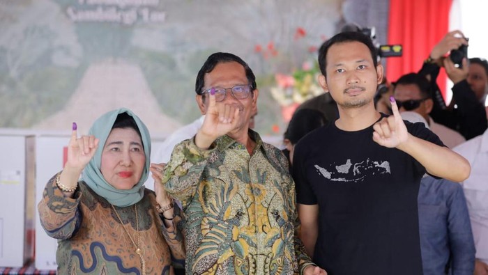 Foto: Mahfud bersama istri dan anaknya nyoblos di TPS 106 Maguwoharjo, Sambilegi, Yogyakarta (dok istimewa).