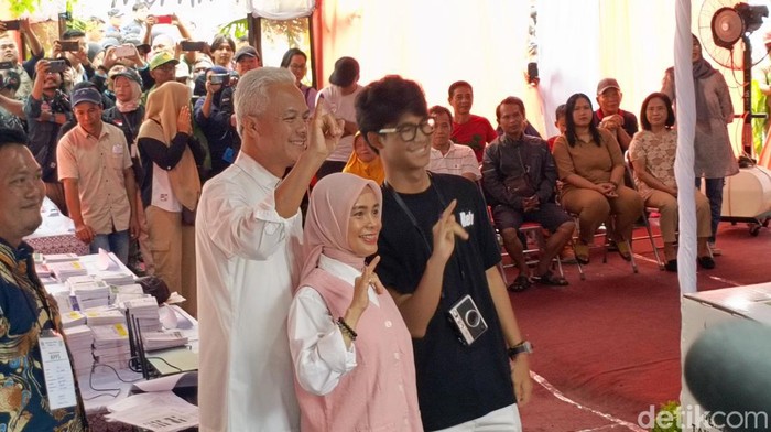 Gajar Pranowo dan keluarga mencoblos di Semarang, Rabu (14/2/2024).