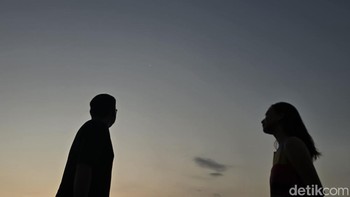 Foto ini kurang romantis ya karena jarak pasangan ini agak jauh... Foto: Adi Fida Rahman/detikINET