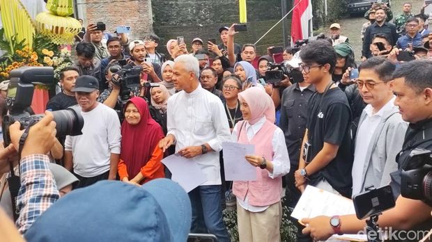 Ganjar Nyoblos di TPS 11 Gajahmungkur Semarang. (Alfons/detikcom)