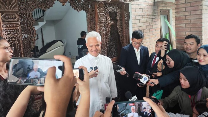 Ganjar Tinggalkan Kediamannya untuk Nyoblos di TPS 11 Semarang