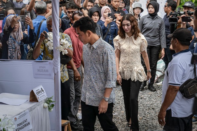 Selvi Ananda menggunakan hak pilih bersama suaminya, Gibran Rakabuming yang adalah calon wakil presiden nomor urut 2, di Pemilihan Umum (Pemilu) 2024, Rabu (14/2/2024). Mereka mencoblos di TPS 34 Manahan, Solo, Jawa Tengah. (Foto: Ulet Ifansasti/Getty Images)