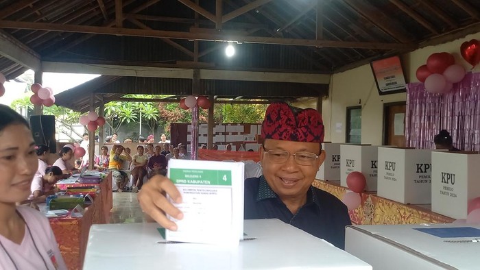 Gubernur Bali Wayan Koster saat menggunakan hak pilihnya di TPS 11, Desa Sembiran, Kecamatan Tejakula, Kabupaten Buleleng, Bali, Rabu (14/2/2024).