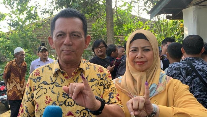 Gubernur Kepri, Ansar Ahmad dan Bupati Bintan Robby Kurniawan bersama keluarga memilih di TPS 02, Jalan Panjaitan, Tanjungpinang. (Dok. Istimewa)