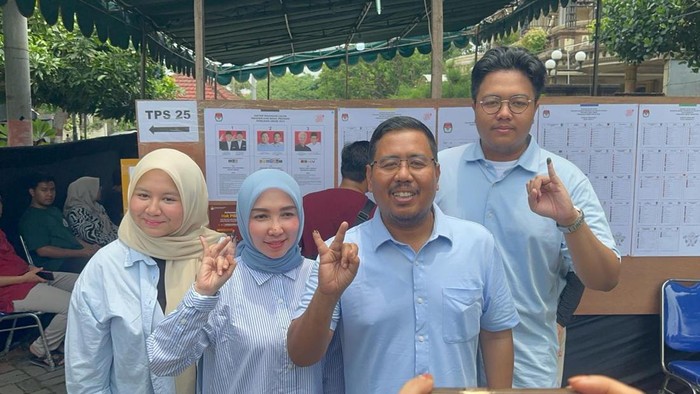 Gus Sadad usai mencoblos bersama keluarganya di Surabaya