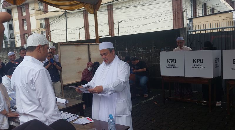 Habib Rizieq Shihab atau HRS menggunakan hak pilih Pemilu 2024 di TPS 47 Kelurahan Petamburan, Tanah Abang, Jakarta Pusat. Habib Rizieq mendatangi TPS bersama keluarga, Rabu (14/2/2024).