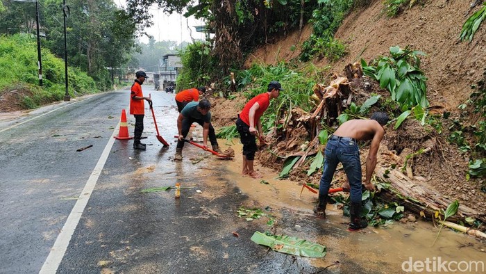 Hujan deras menyebabkan tebing di pamekasan longsor