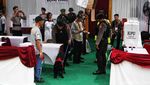 Hujan Tak Menyurutkan Antusias Warga Memilih Presiden