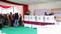 Usai mengantre, satu per satu warga melakukan pencoblosan di bilik suara.