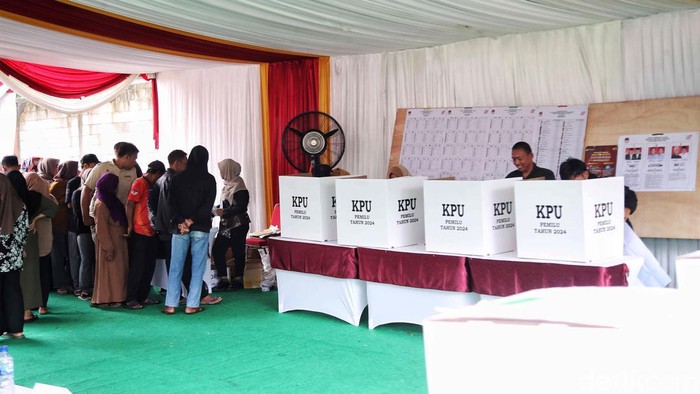 Hujan mengiringi pemilihan umum di Bojong Koneng, Kabupaten Bogor, Jawa Barat,  Rabu (14/2/2024). Meski begitu, warga tetap bersemangat melakukan pencoblosan.