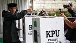 Hujan Tak Menyurutkan Antusias Warga Memilih Presiden