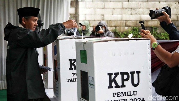 Hujan mengiringi pemilihan umum di Bojong Koneng, Kabupaten Bogor, Jawa Barat,  Rabu (14/2/2024). Meski begitu, warga tetap bersemangat melakukan pencoblosan.
