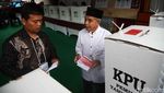 Hujan Tak Menyurutkan Antusias Warga Memilih Presiden