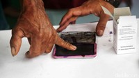 Warga juga harus menyelupkan jari ke tinta sebelum meninggalkan TPS.