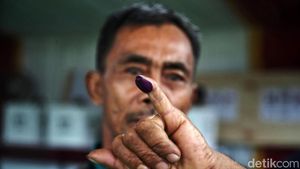 Hujan Tak Menyurutkan Antusias Warga Memilih Presiden