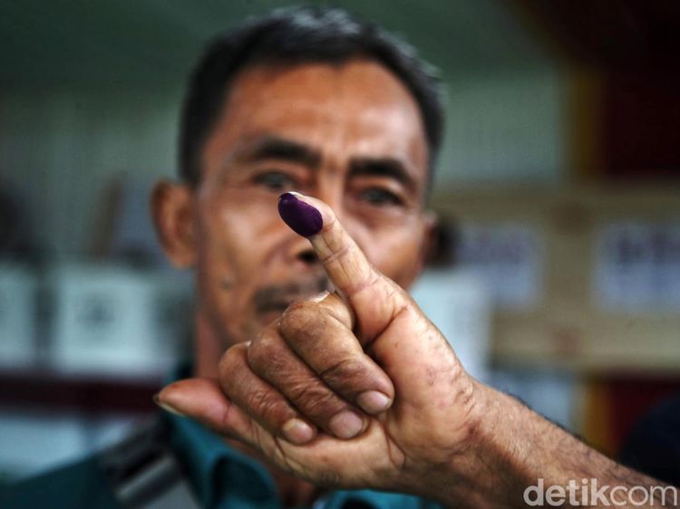 Hujan Tak Menyurutkan Antusias Warga Memilih Presiden