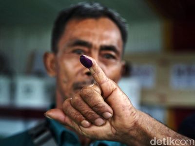 Hujan Tak Menyurutkan Antusias Warga Memilih Presiden