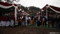 Warga mengantre dengan tertib meski gerimis mengguyur kawasan Bojong Koneng.