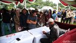 Hujan Tak Menyurutkan Antusias Warga Memilih Presiden