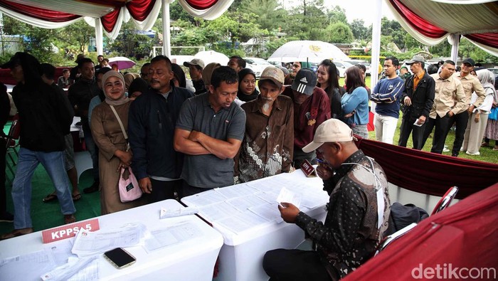 Hujan Tak Menyurutkan Semangat Warga Memilih Presiden Hujan mengiringi pemilihan umum di Bojong Koneng, Kabupaten Bogor, Jawa Barat, Rabu (14/2/2024). Meski begitu, warga tetap bersemangat melakukan pencoblosan.