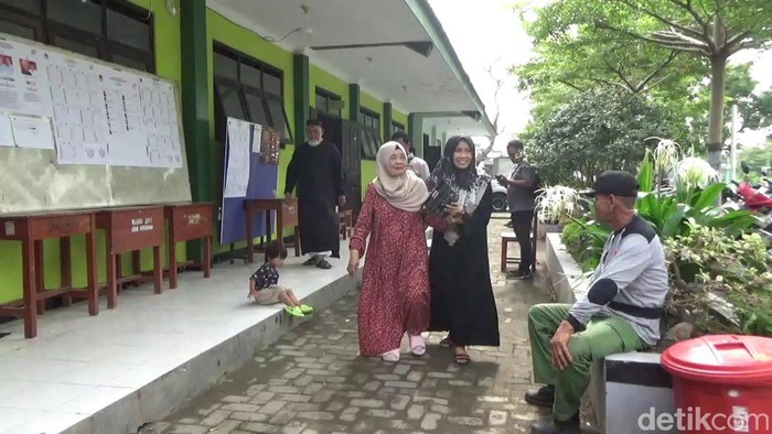 Ibunda Cak Imin nyoblos