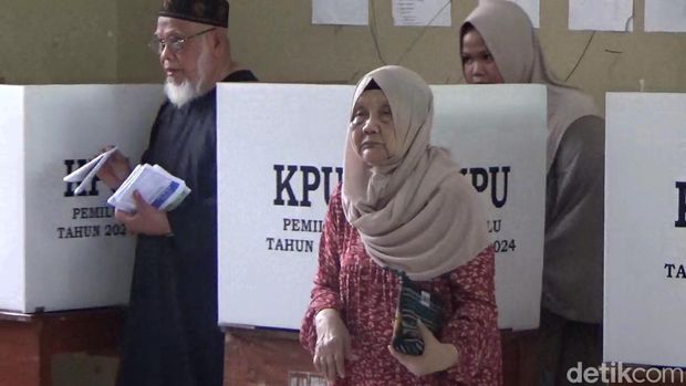 Ibunda Cak Imin nyoblos