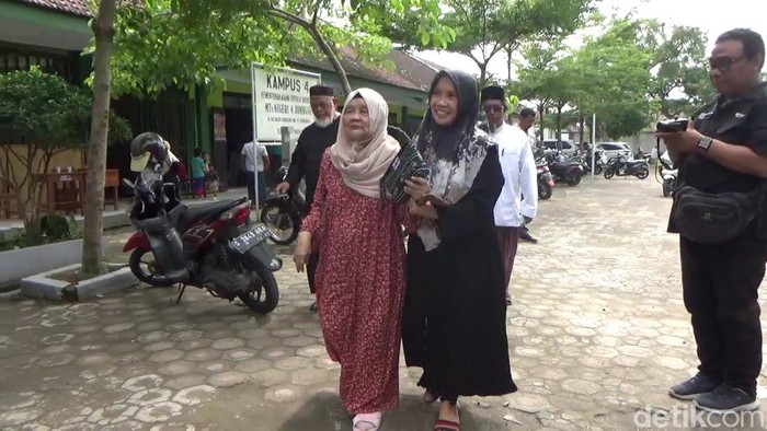 Ibunda Cak Imin saat nyoblos di Jombang