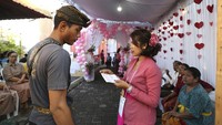 Satu per satu warga mulai menyuarakan hak pilihnya.