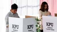 Gibran lebih dulu mencoblos, kemudian disusul Selvi.