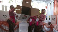 Sejumlah petugas KPPS memperlihatkan kotak suara yang kosong kepada warga jelang pemungutan suara di kawasan Denpasar, Bali, Rabu (14/2/2024).