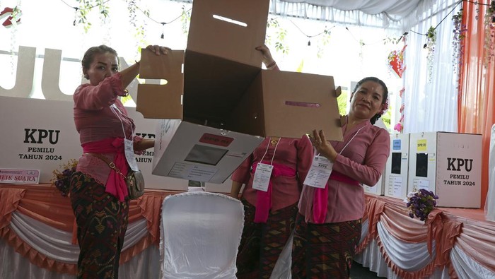A woman casts her ballot at a Valentine's Day themed polling station during the presidential and legislative election in Denpasar, Bali, Indonesia ,on Wednesday, Feb. 14, 2024. (AP Photo/Firdia Lisnawati)