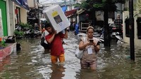 Petugas KPPS terpaksa memindahkan lokasi TPS dari banjir.