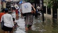 Satu per satu logistik pemilu dipindahkan.