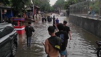 Banjir juga menyebabkan terhambatnya arus lalu lintas.
