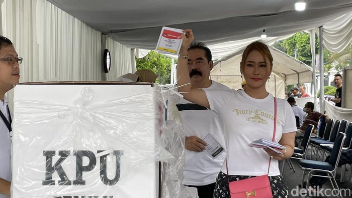 inul daratista Inul Daratista dan Adam Suseno di TPS.