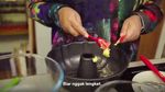 Keseruan Istri Anies Baswedan Bikin Kue Bolu Bareng Anak-anak