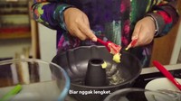 Sementara Fery Farhati Ganis mengolesi cetakan adonan menggunakan mentega. Ia mengatakan cara ini agar adonan bolunya tidak lengket. Foto: YouTube Anies Baswedan