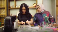 Mutiara Baswedan juga mencoba untuk menyiapkan telur untuk campuran adonan. Ia memisahkan putih dan kuning telur dengan pengawasan sang ibu. Foto: YouTube Anies Baswedan