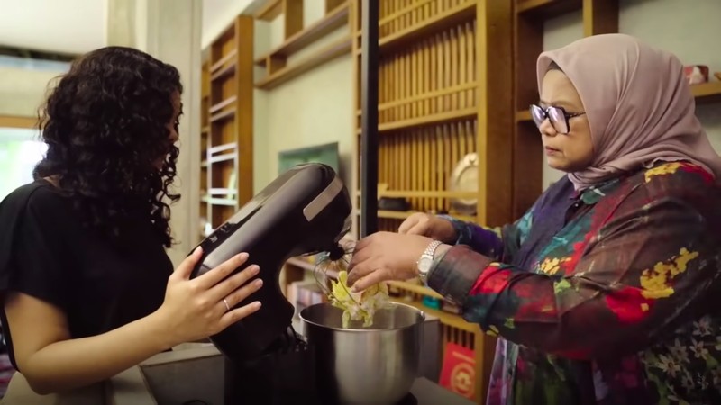 Istri Anies Baswedan bikin kue bolu