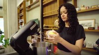 Ini momen ketika Mutiara Baswedan ikut membantu memasukan bahan-bahan ke mixer. Dimulai dengan memasukkan mentega. Foto: YouTube Anies Baswedan