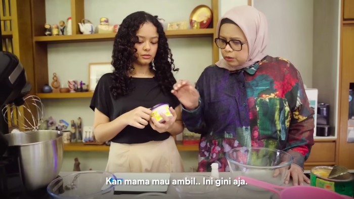 Istri Anies Baswedan bikin kue bolu