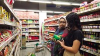 Sebelum membuat kue, Fery Farhati Ganis dan Mutiara Baswedan berbelanja bahan-bahan di supermarket. Foto: YouTube Anies Baswedan