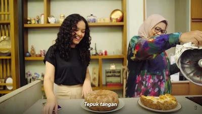 Keseruan Istri Anies Baswedan Bikin Kue Bolu Bareng Anak-anak
