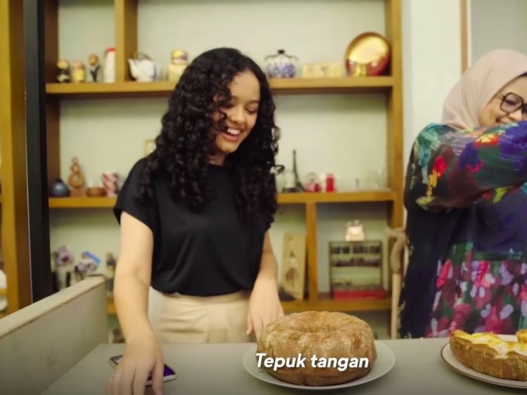 Keseruan Istri Anies Baswedan Bikin Kue Bolu Bareng Anak-anak