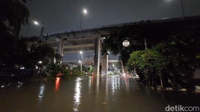 Jalan Boulevard Raya Kelapa Gading Tergenang