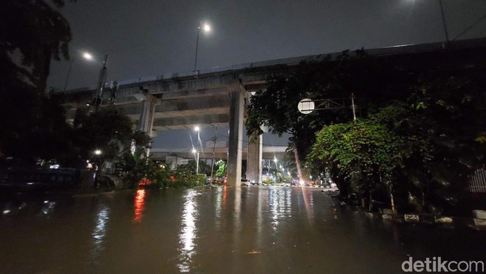 Jalan Boulevard Raya Kelapa Gading Tergenang Jalan Boulevard Raya Kelapa Gading Tergenang