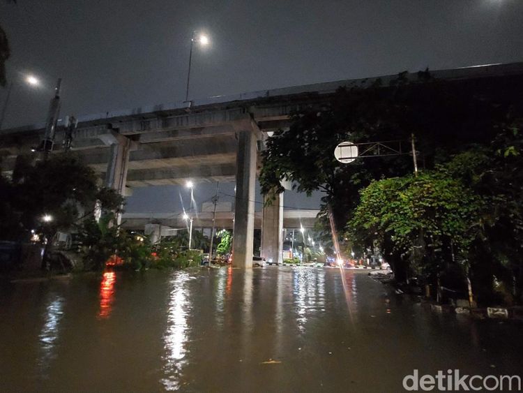 Jalan Boulevard Raya Kelapa Gading Tergenang
